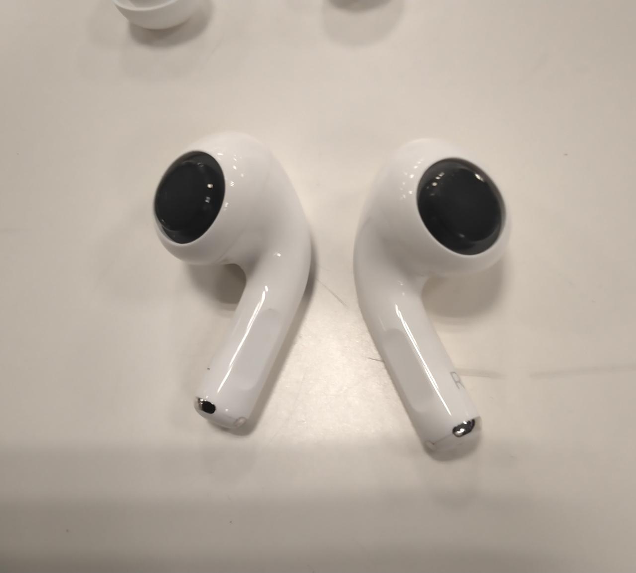 イヤホン本体に汚れ、キズは見られません。