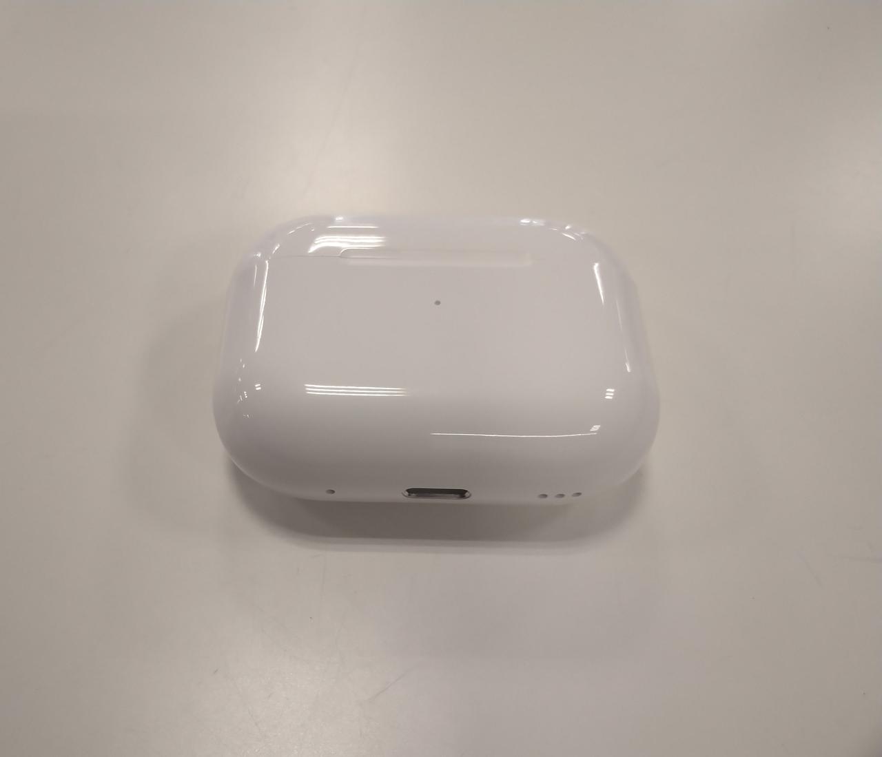 ケースにキズ、汚れは見られません。