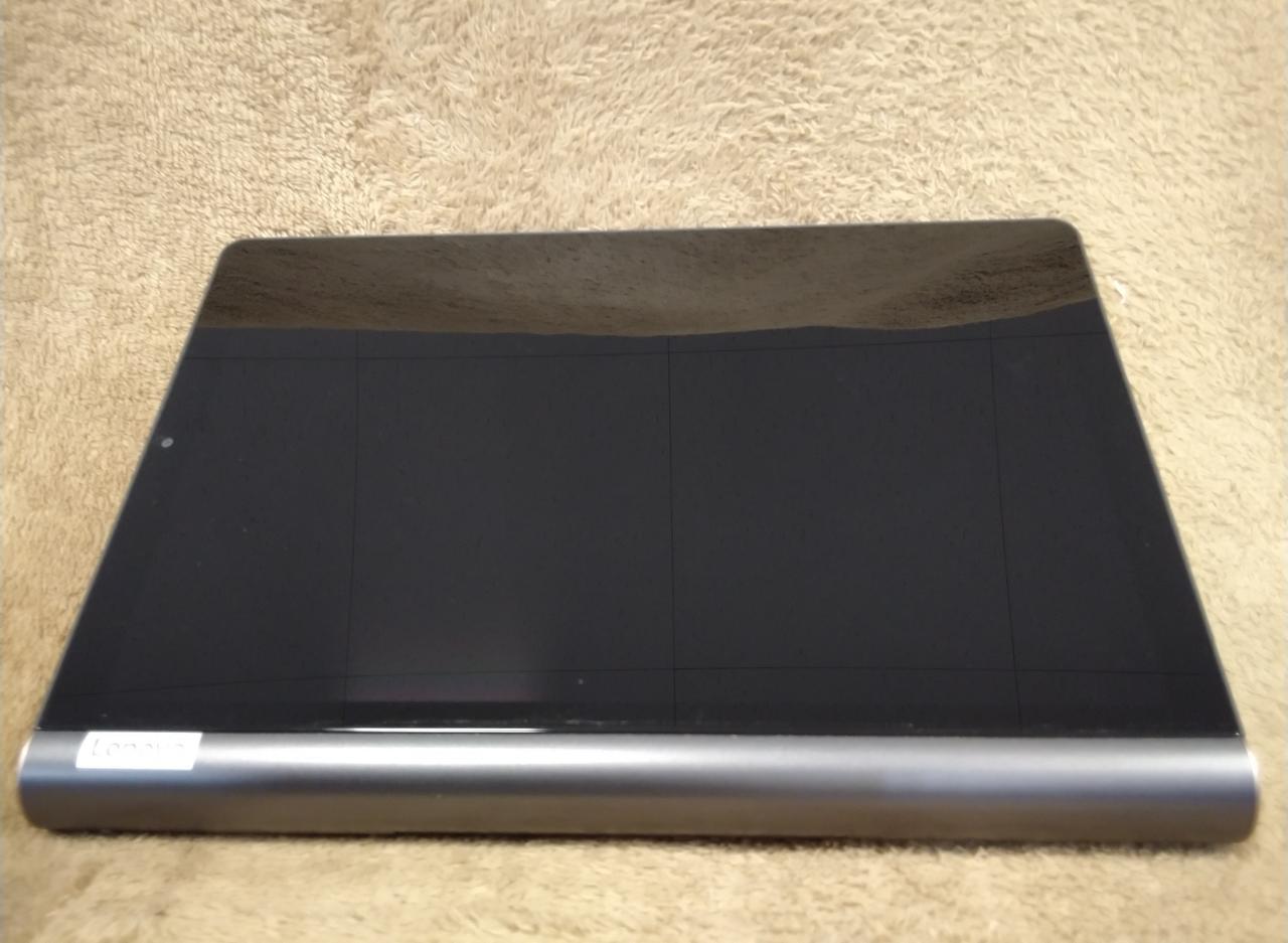 液晶画面にキズは見られません。