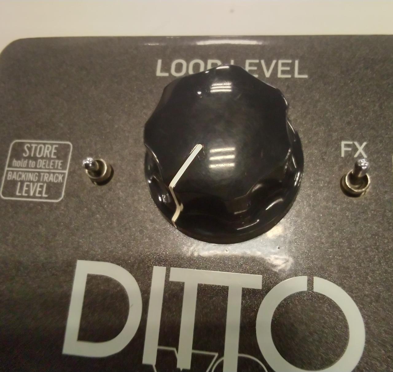 ツマミに擦りキズがあります