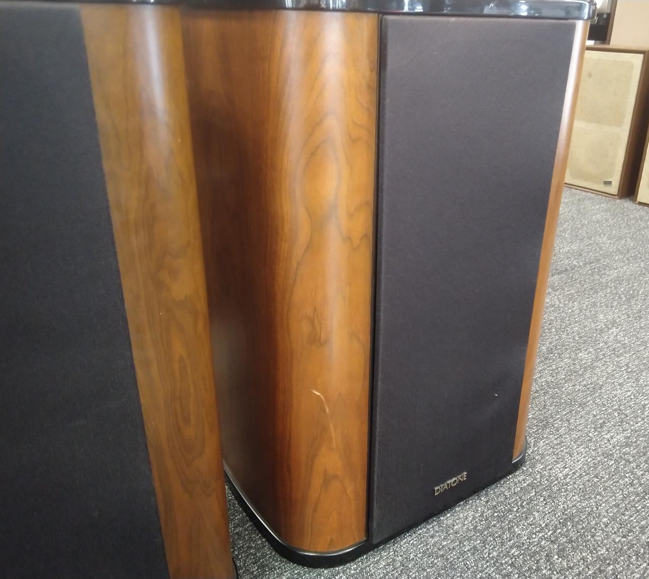 角にキズがあります。