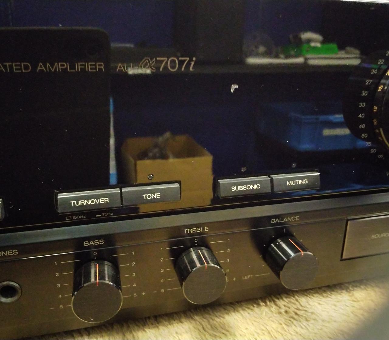 白い点がキズです。