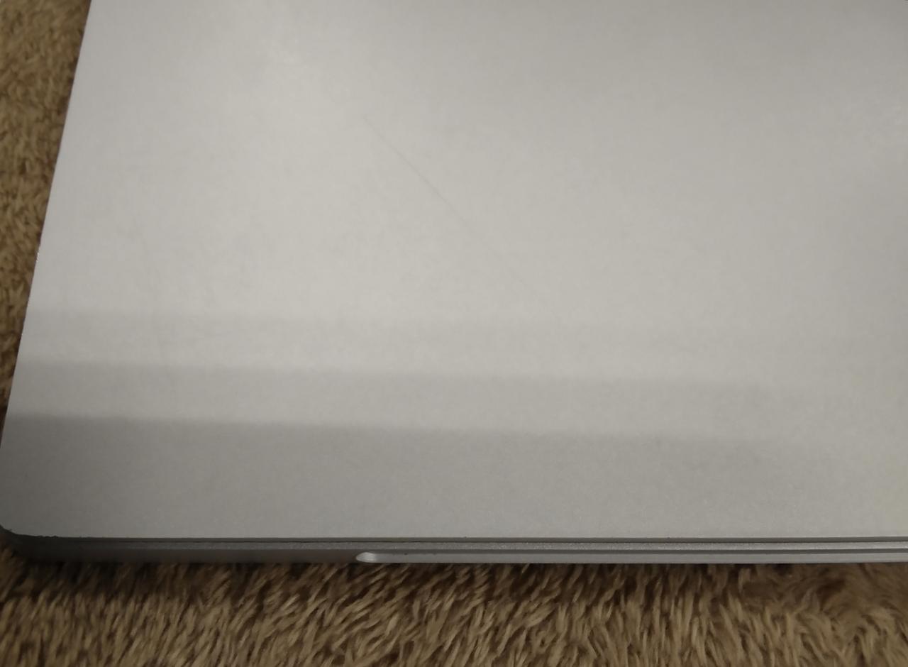 擦りキズがあります。