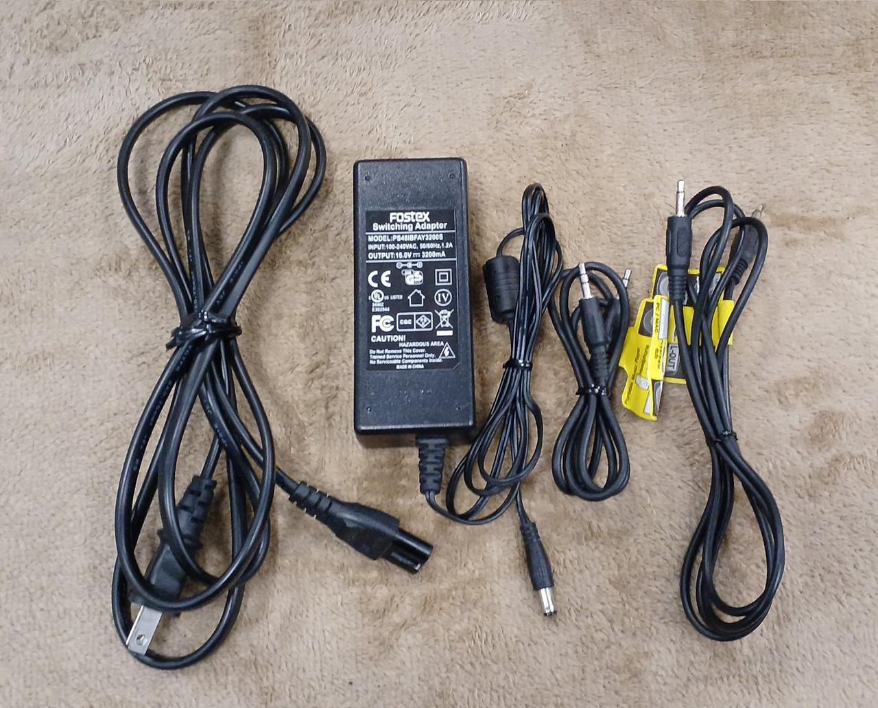 付属品はアダプターと接続ケーブルのみです