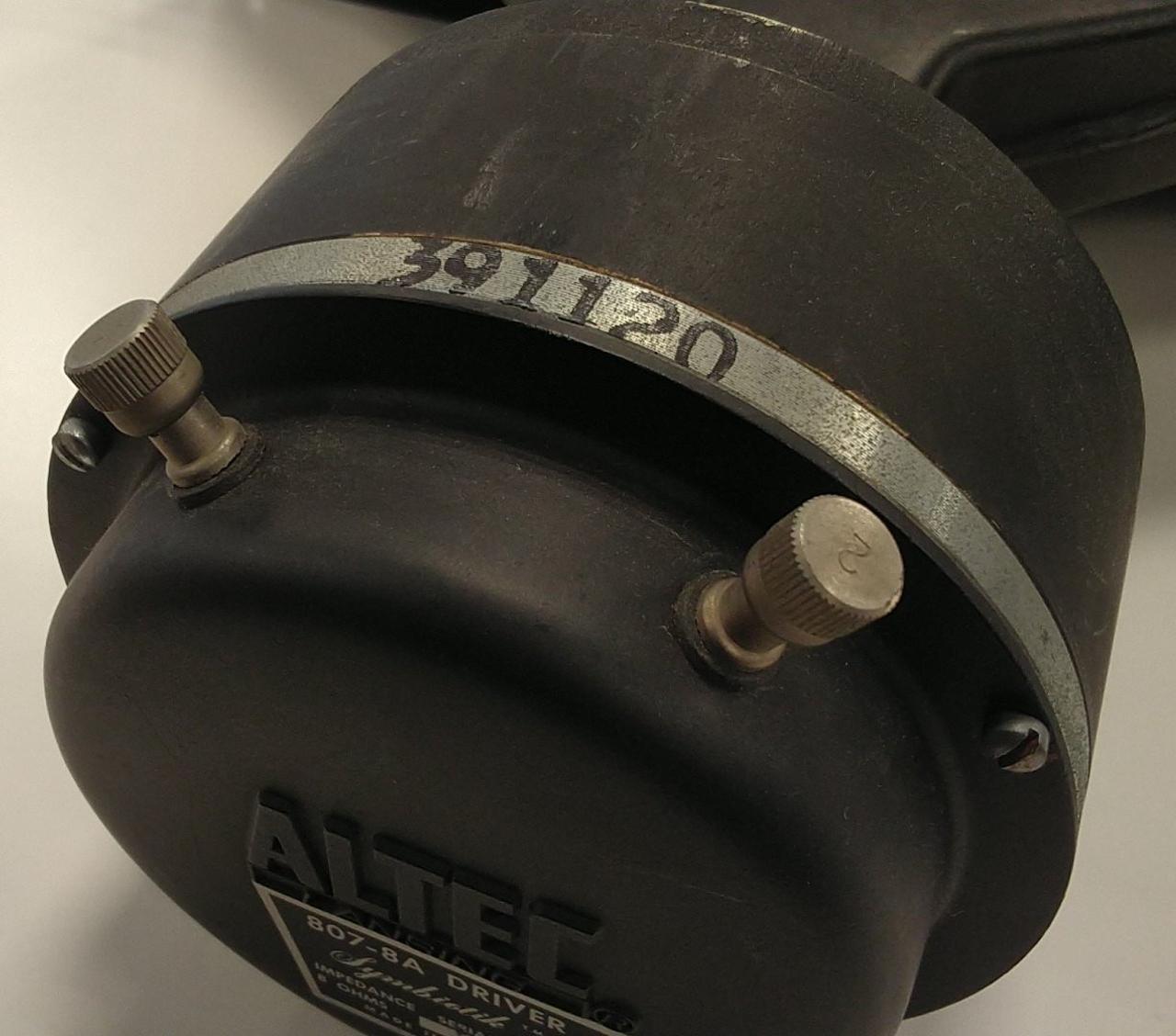 ケーブル接続部の根元のネジ緩めです。