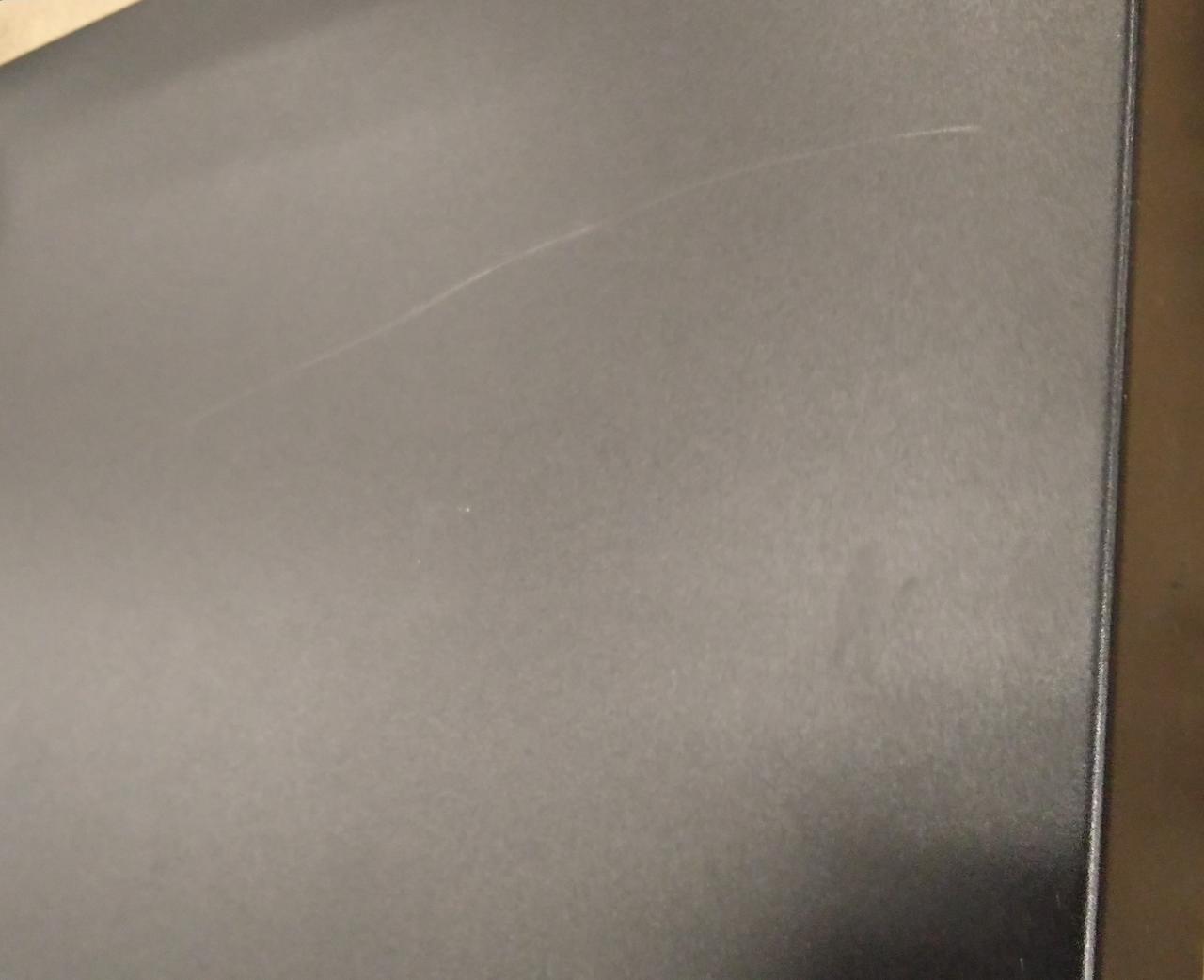 天板にすり傷があります。