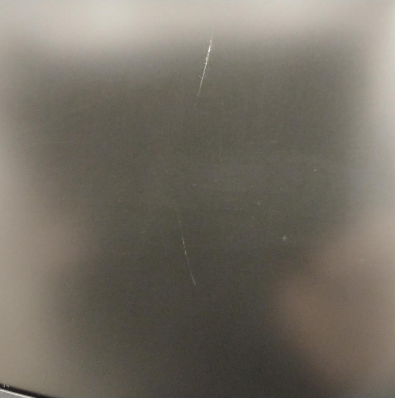 液晶画面にキズがあります。
