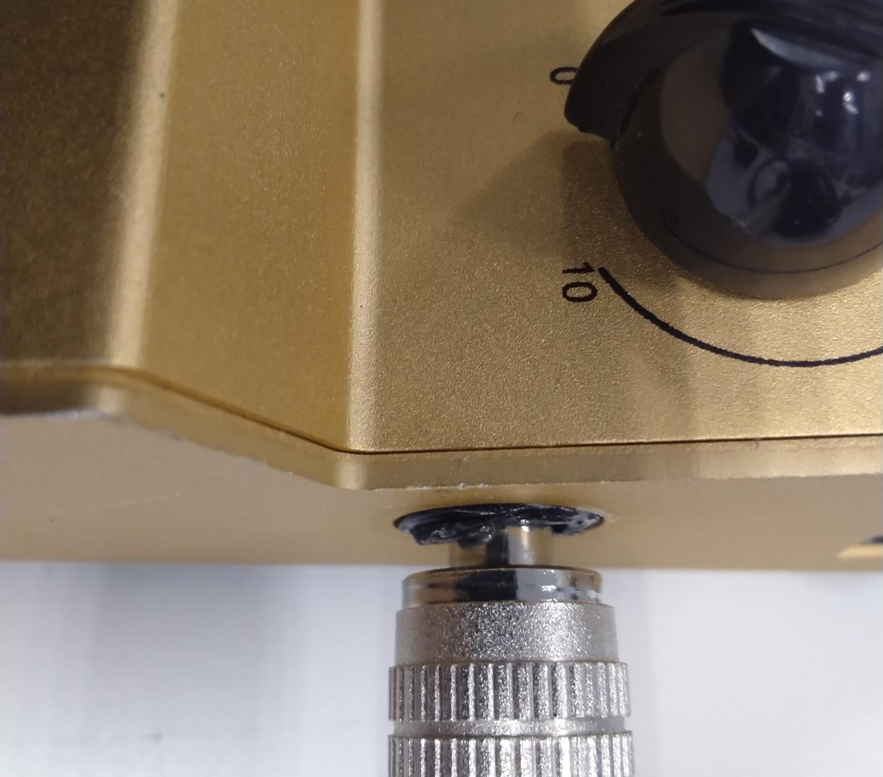 IN端子が破損してます。