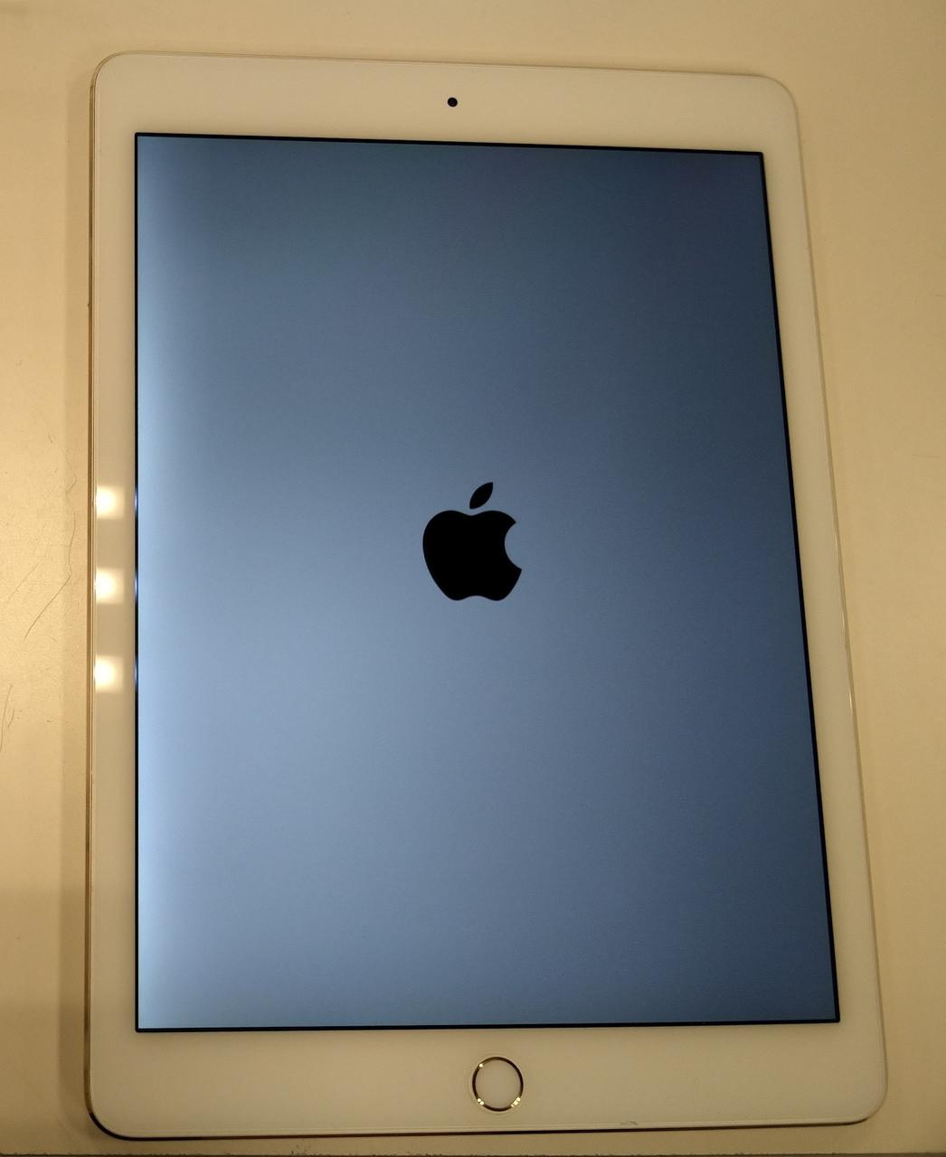 左側が光漏れしてます。