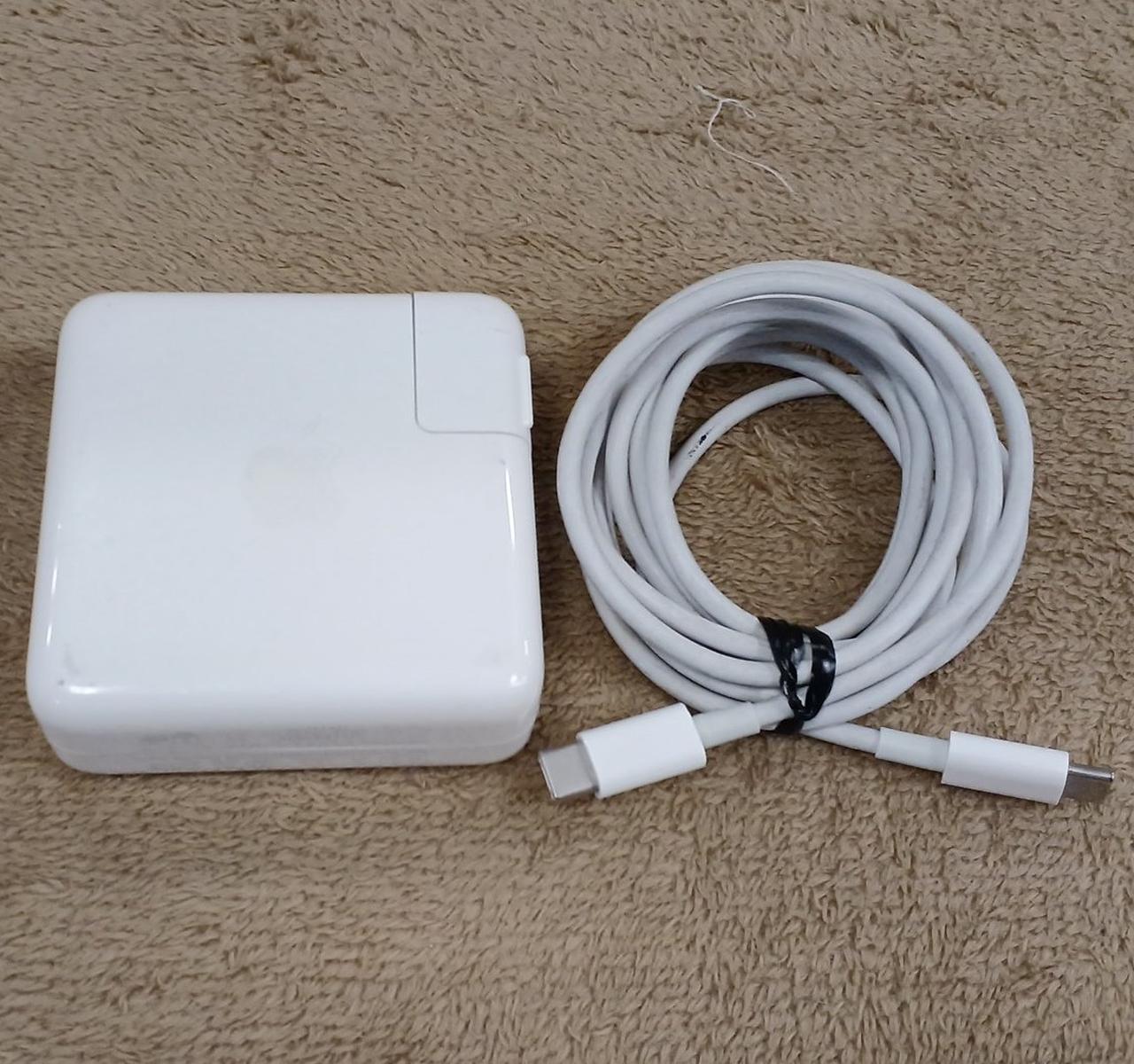 別の充電器も付属します。