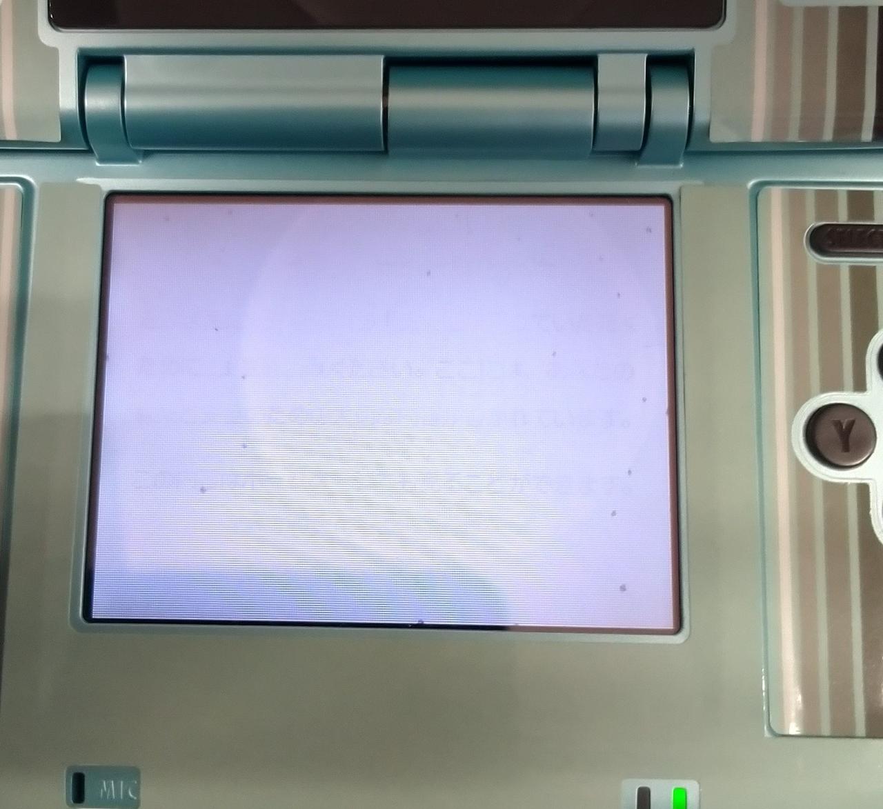 液晶に黒い点が数カ所見られます。