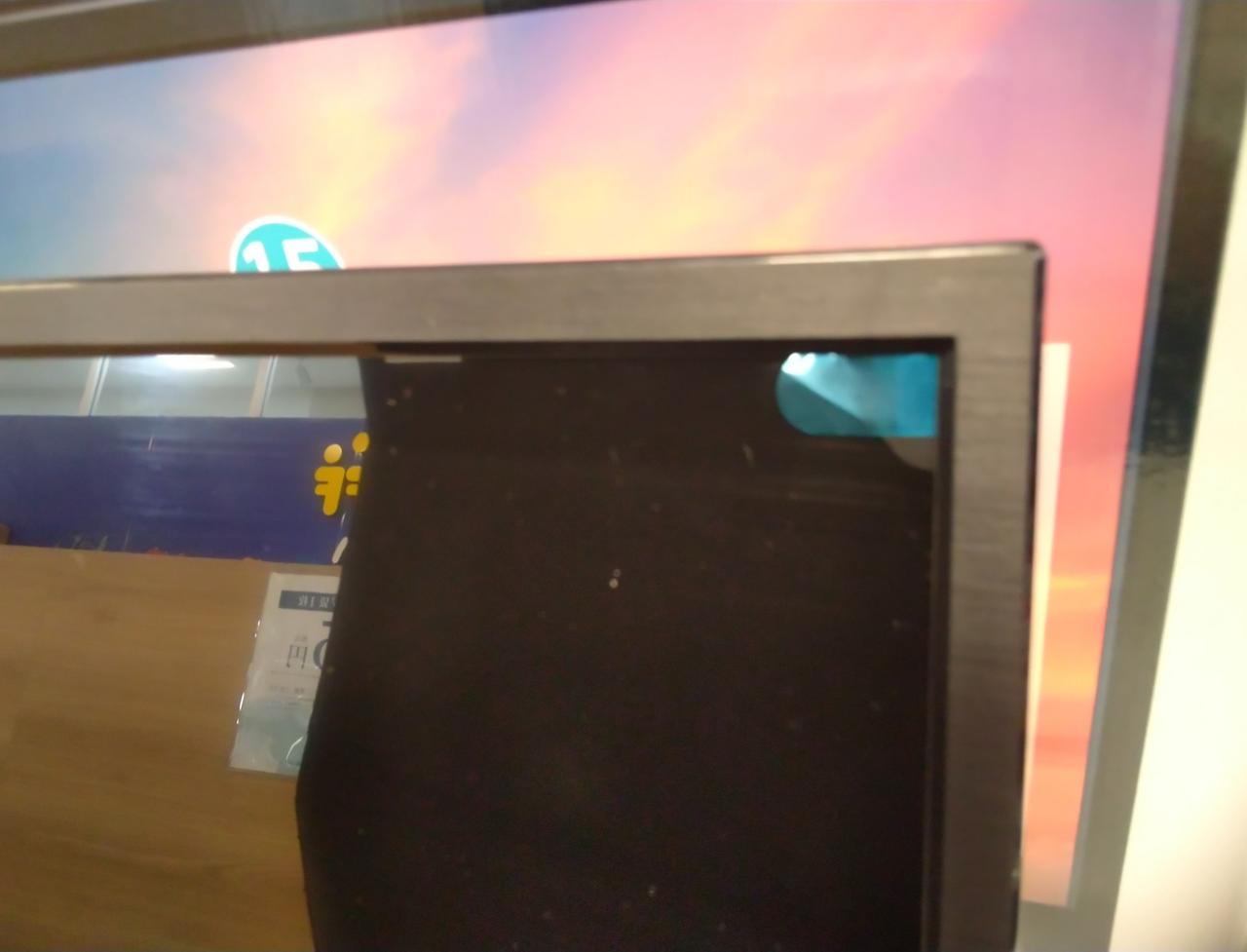 液晶画面にフィルムが貼られてます。