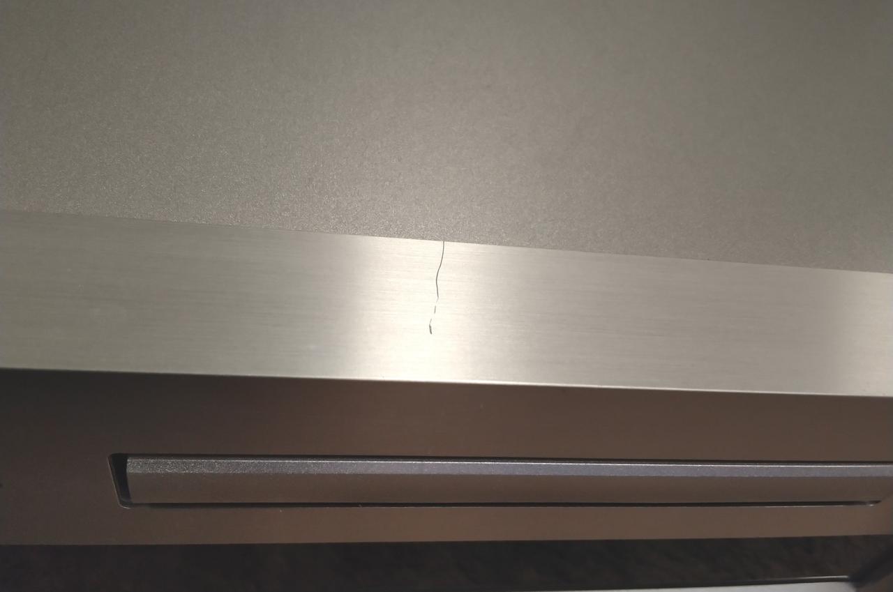 キズがあります。