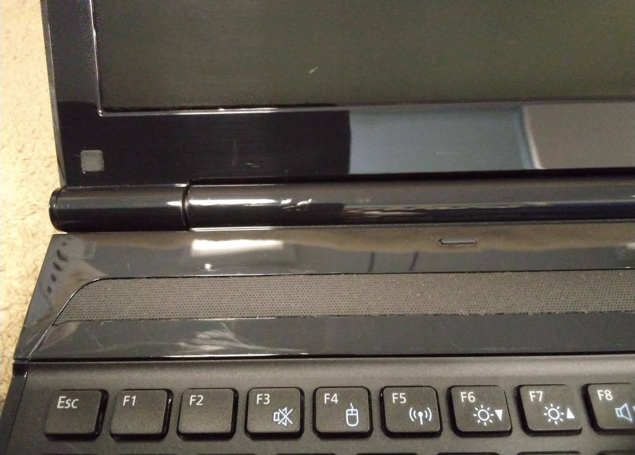液晶画面の下部とヒンジ周辺に擦りキズあり