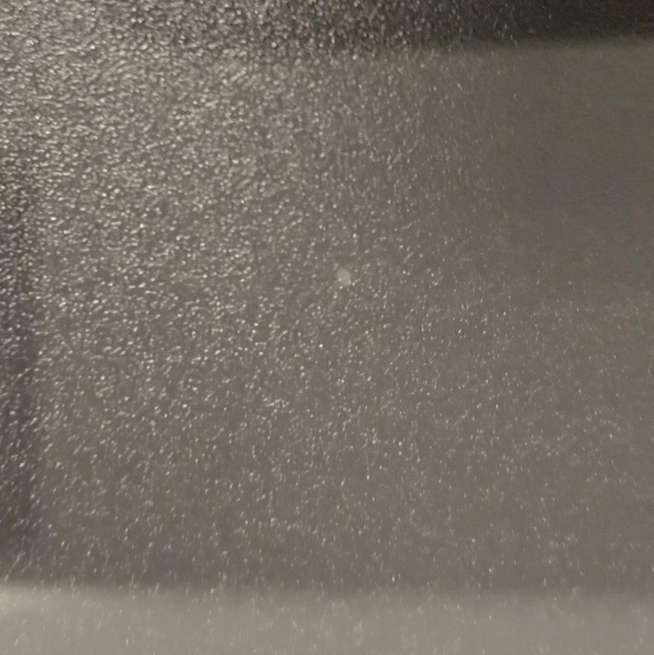 スキャナーのガラス内に白い汚れがあります