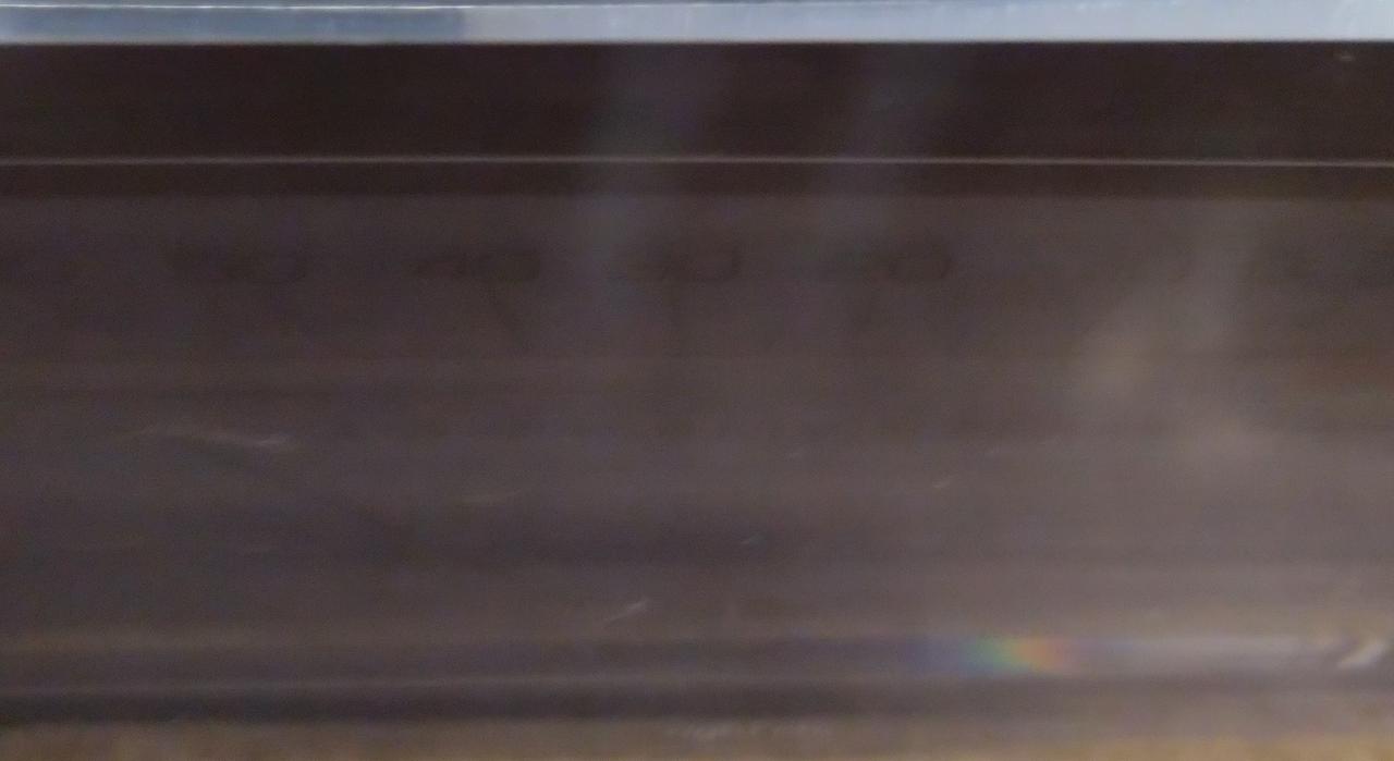液晶パネル中央に白く薄い二本線があります