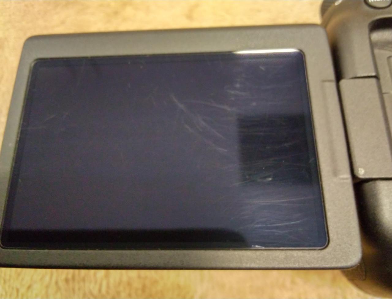 液晶画面にキズがあります。
