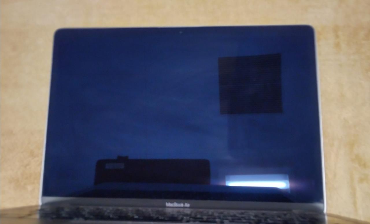 液晶画面にキズは見られません。