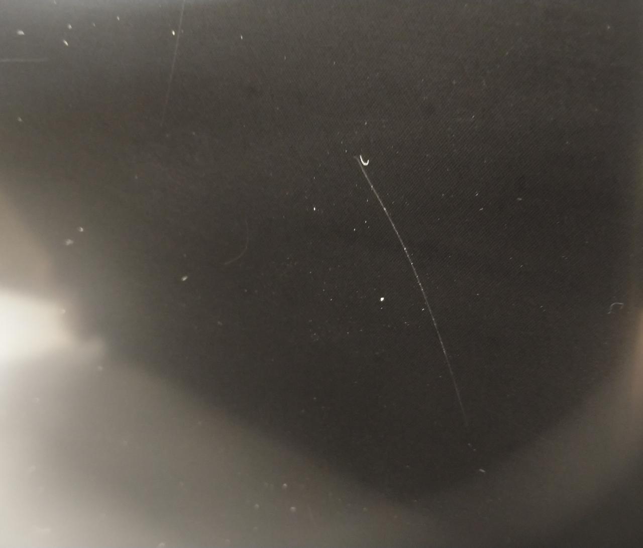液晶画面にキズがあります。