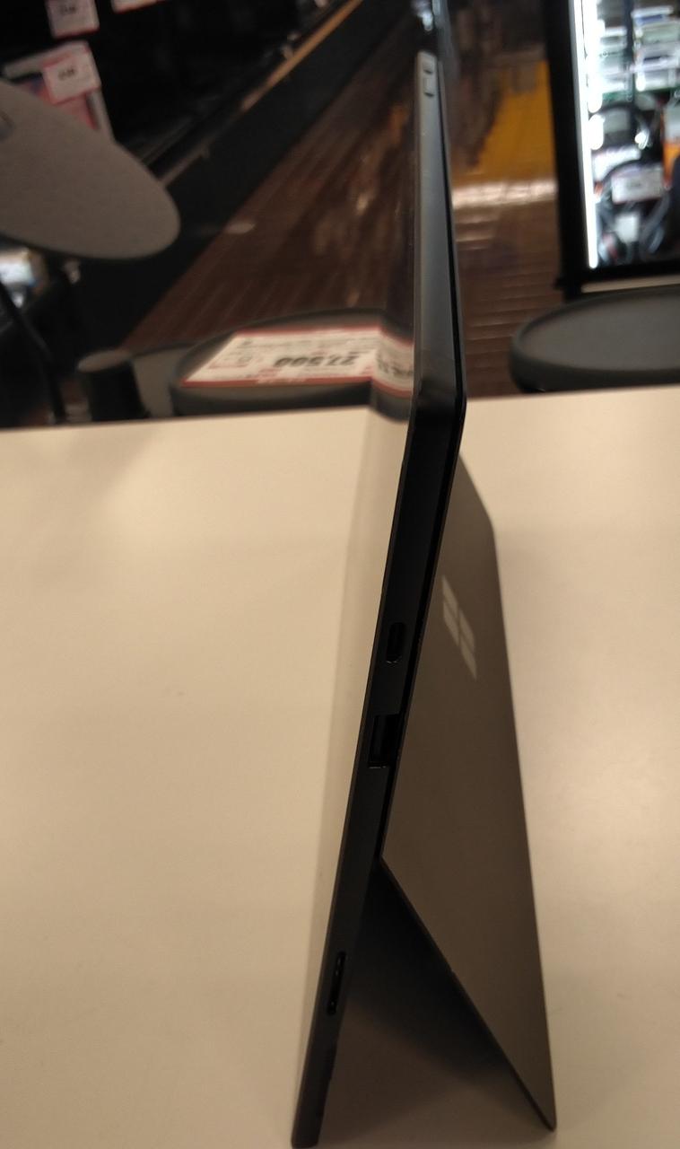 枠に打痕、キズは見られません。