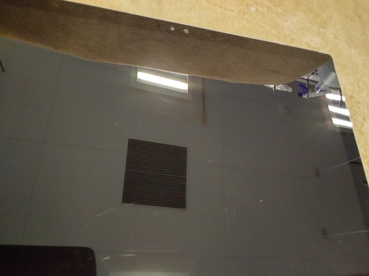 液晶画面にすり傷があります。