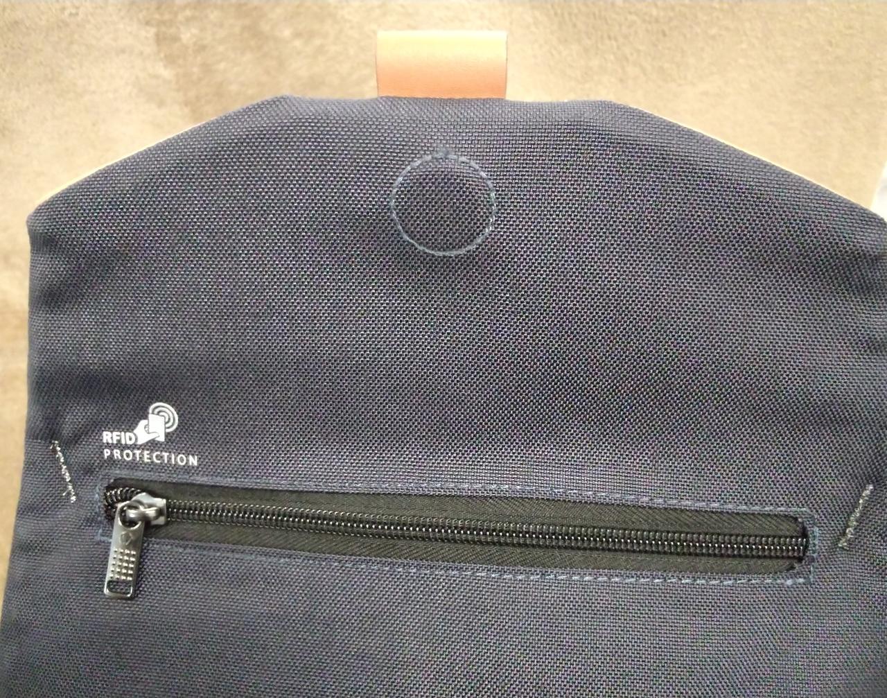 丸い箇所は磁石になってます。