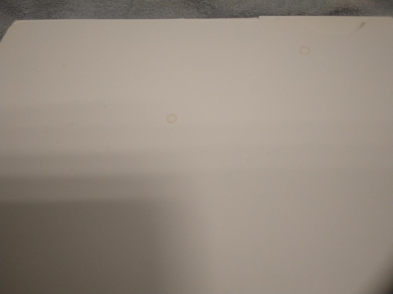 箱に汚れがあります。
