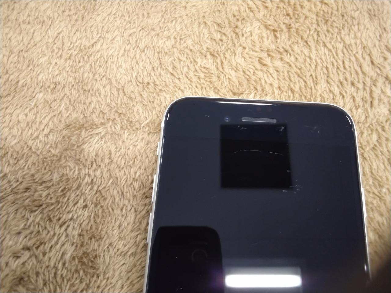 右側上部にすり傷があります。