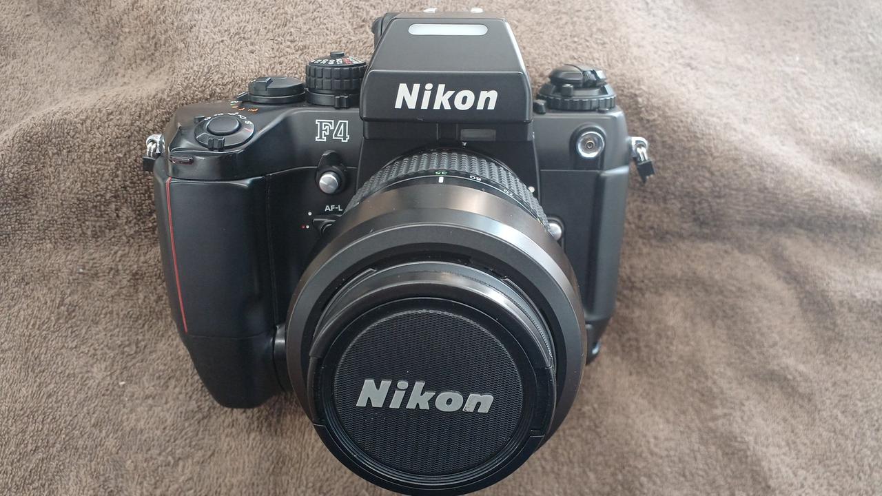 NIKON 型番：F4  35-105MM フィルムカメラ