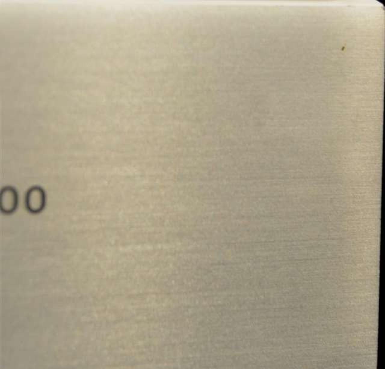 とびら右上にくすみ汚れ