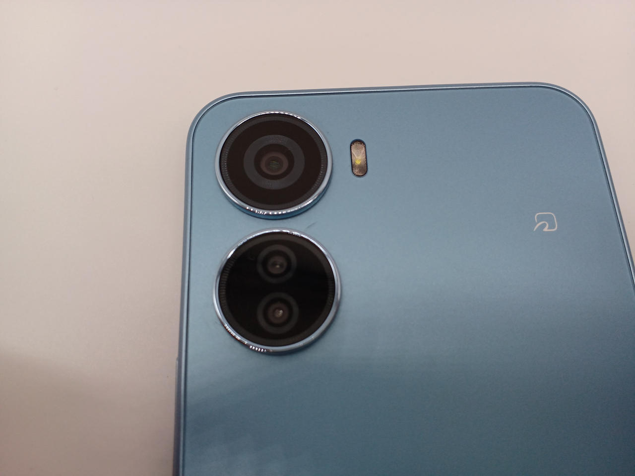 カメラの上辺りに傷があります