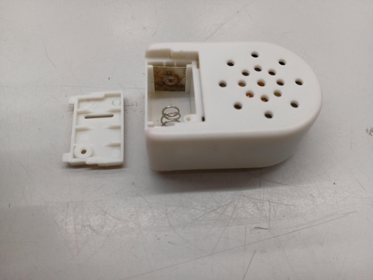 動作には影響しませんが液漏れの跡あります