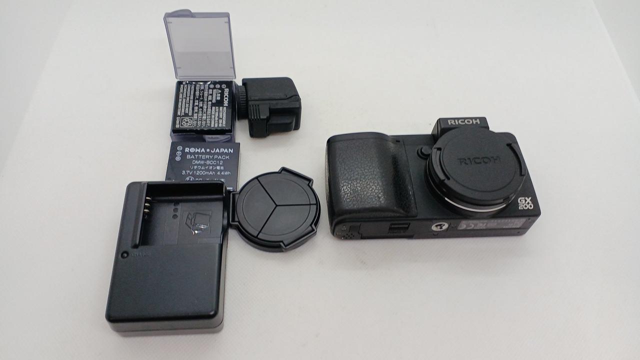 ショット数4300回 RICOH GX200 充電器付き LL3644 ショット数4300回 RICOH GX200 充電器付き LL3644