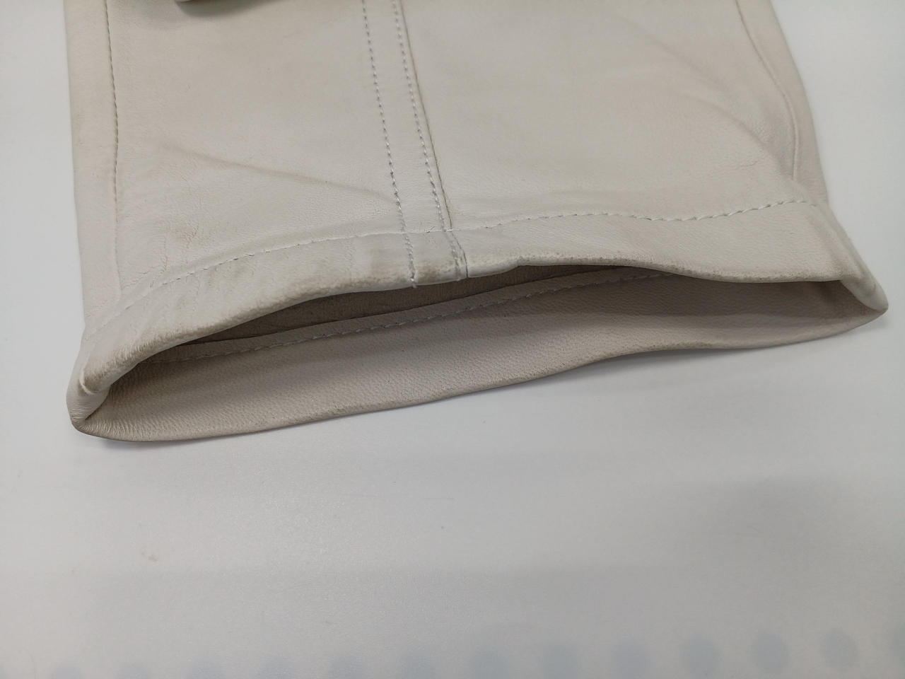 左足　裾汚れあり