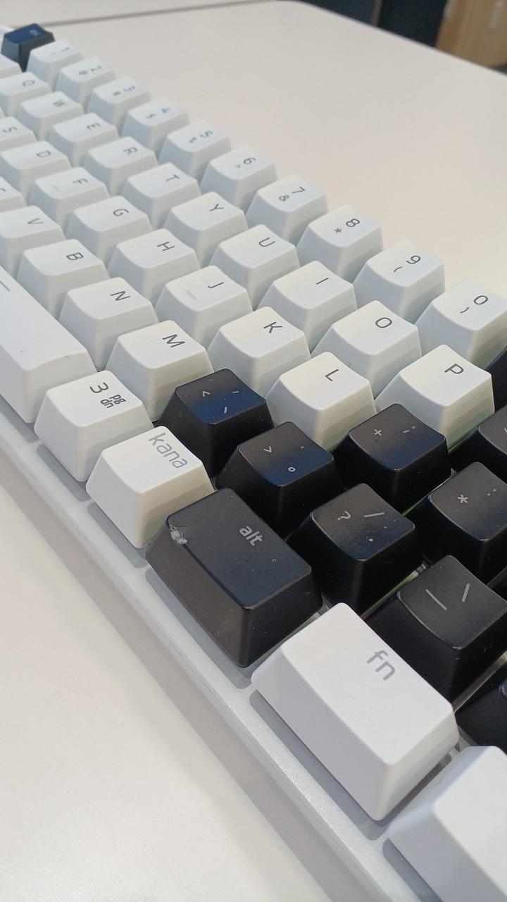 altキーの角に傷がございます。