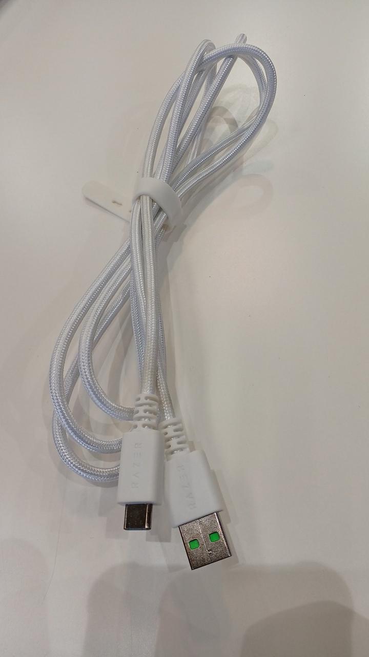 約180cmのUSB-Cが付属します。