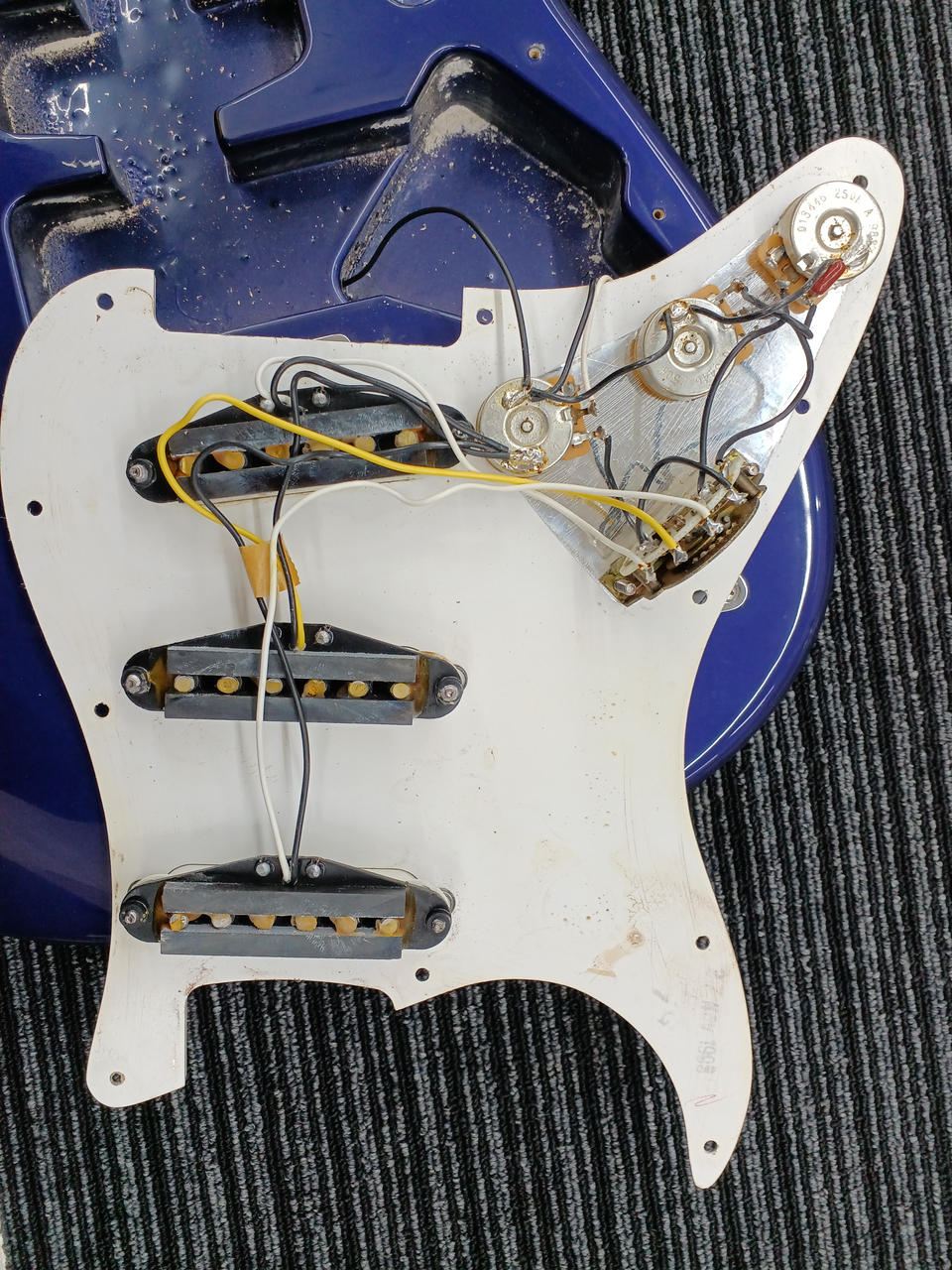 フェンダー(FENDER)|ミッドナイトブルーのストラトキャスター