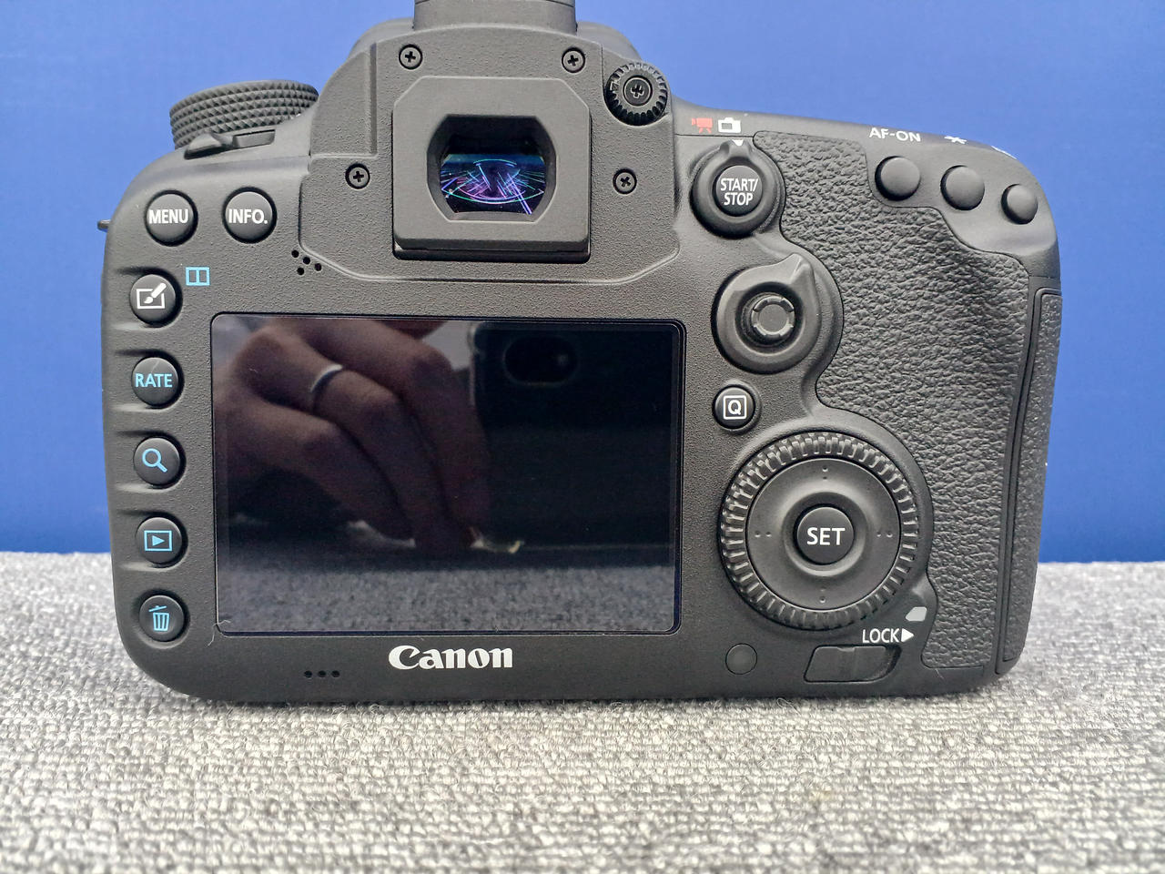 Canon デジタル一眼レフカメラ 本体 ハードケース付き 動作未確認 Canon デジタル一眼レフカメラ 本体 ハードケース付き 動作