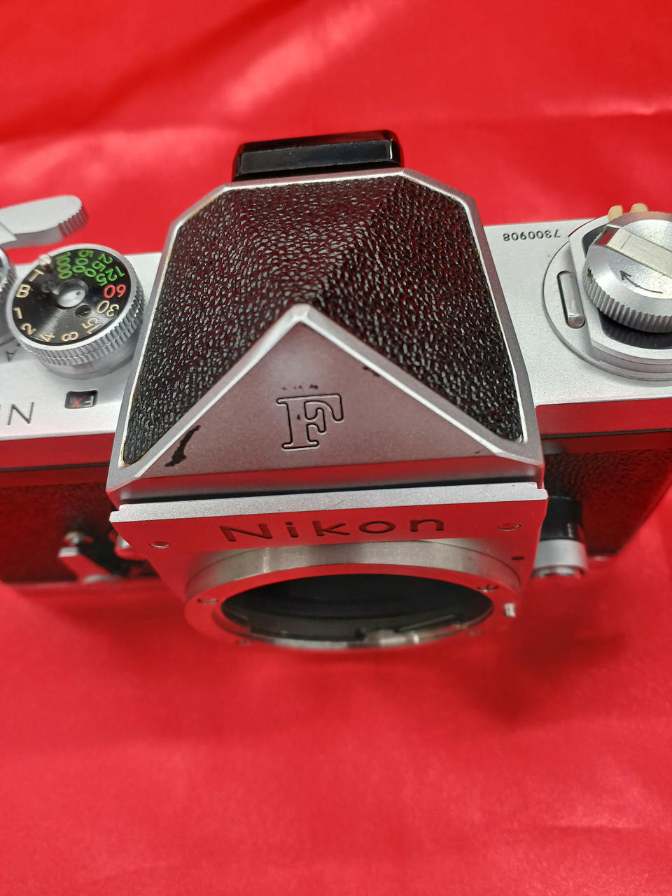 Fロゴ部分に凹みがあります。