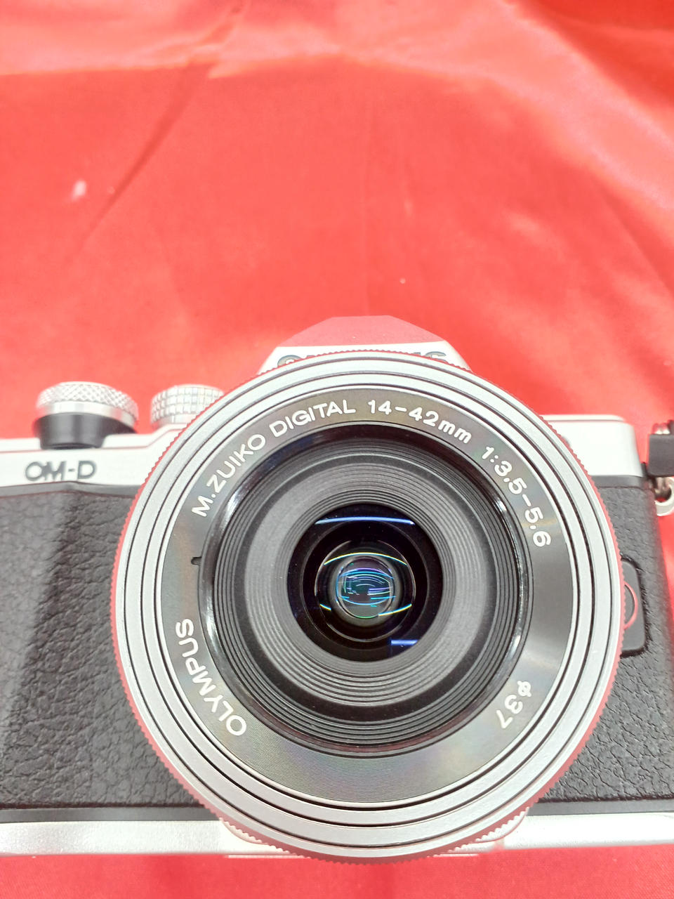 レンズ内にホコリがあります。