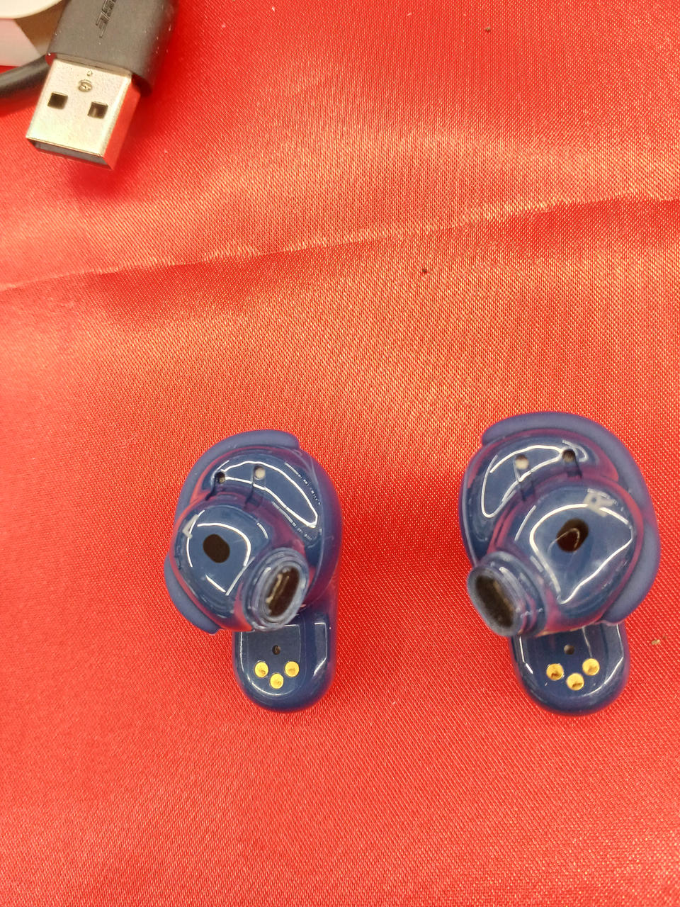 イヤー部分にホコリの混入があります。