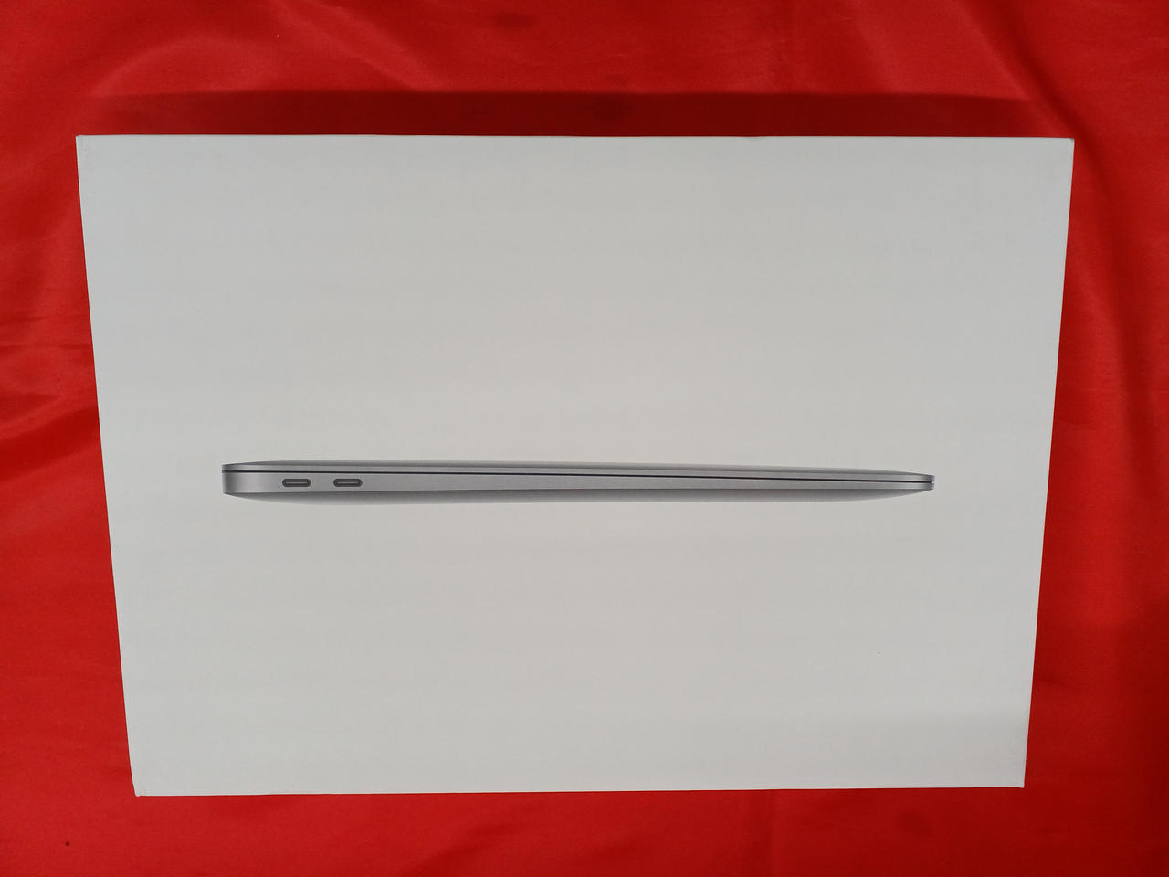 箱に汚れがあります。