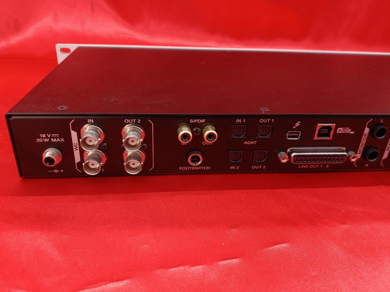 Native Instruments オーディオインターフェイス コスパ最強のオーディオインターフェイス。見た目そっくりだけど