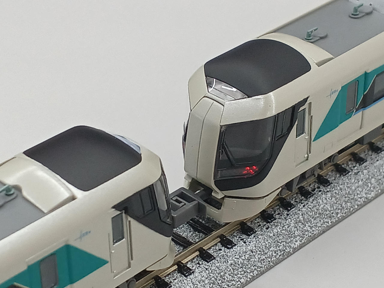 中間車もライト点灯します。