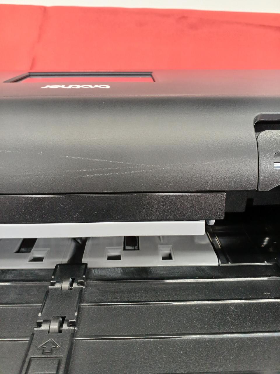 白いキズがあります。