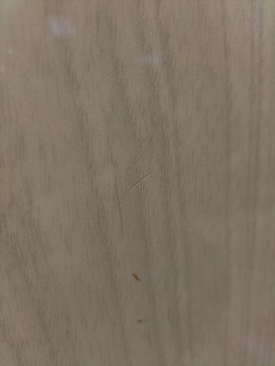 ボディ裏面に若干のキズ