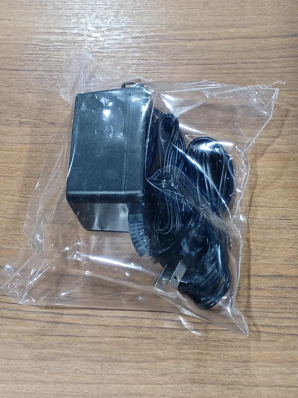 付属電源アダプター