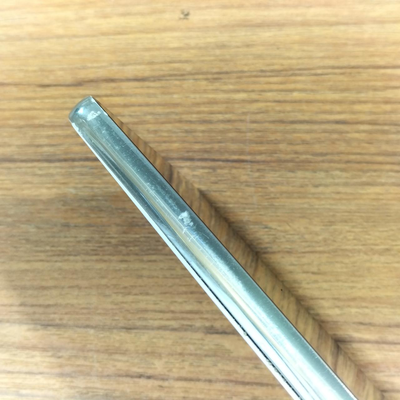 側面にキズ見られます