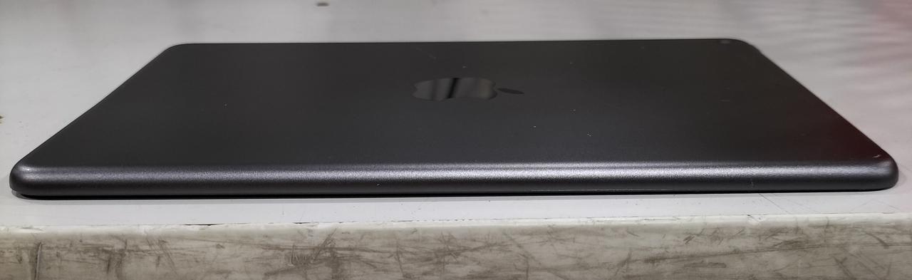 写真左側が浮いています