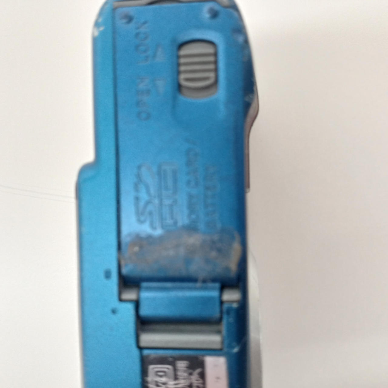 接着剤のようなものの跡があります。